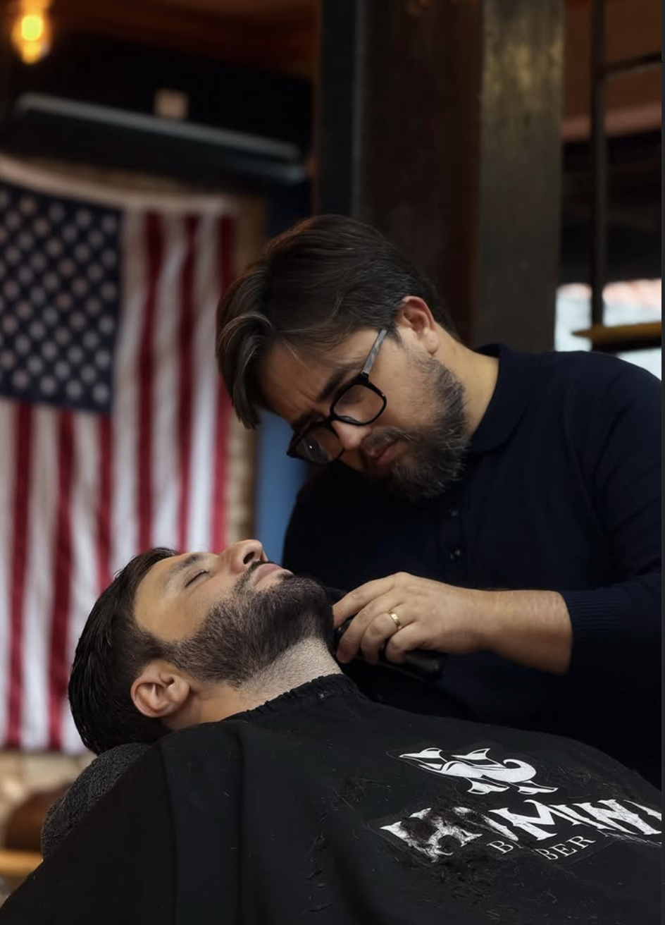 Barbeiro da Hominis fazendo o acabamento da barba de um cliente